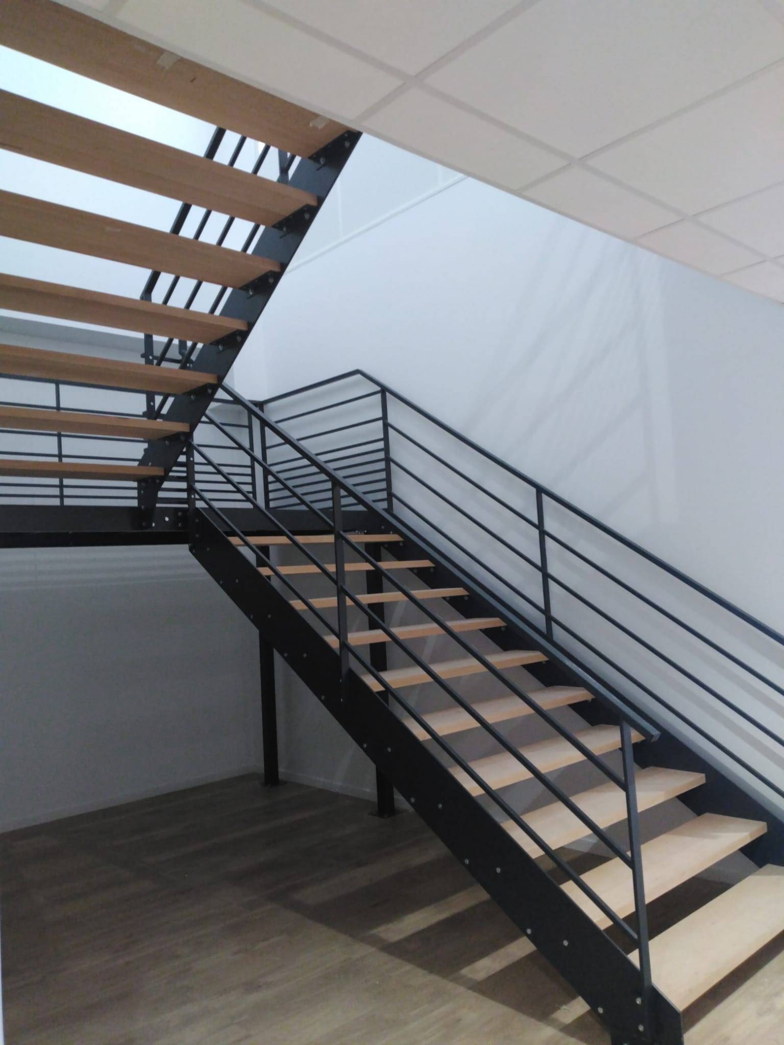 Escalier acier et bois dans un bâtiment industriel à Mantes la Jolie