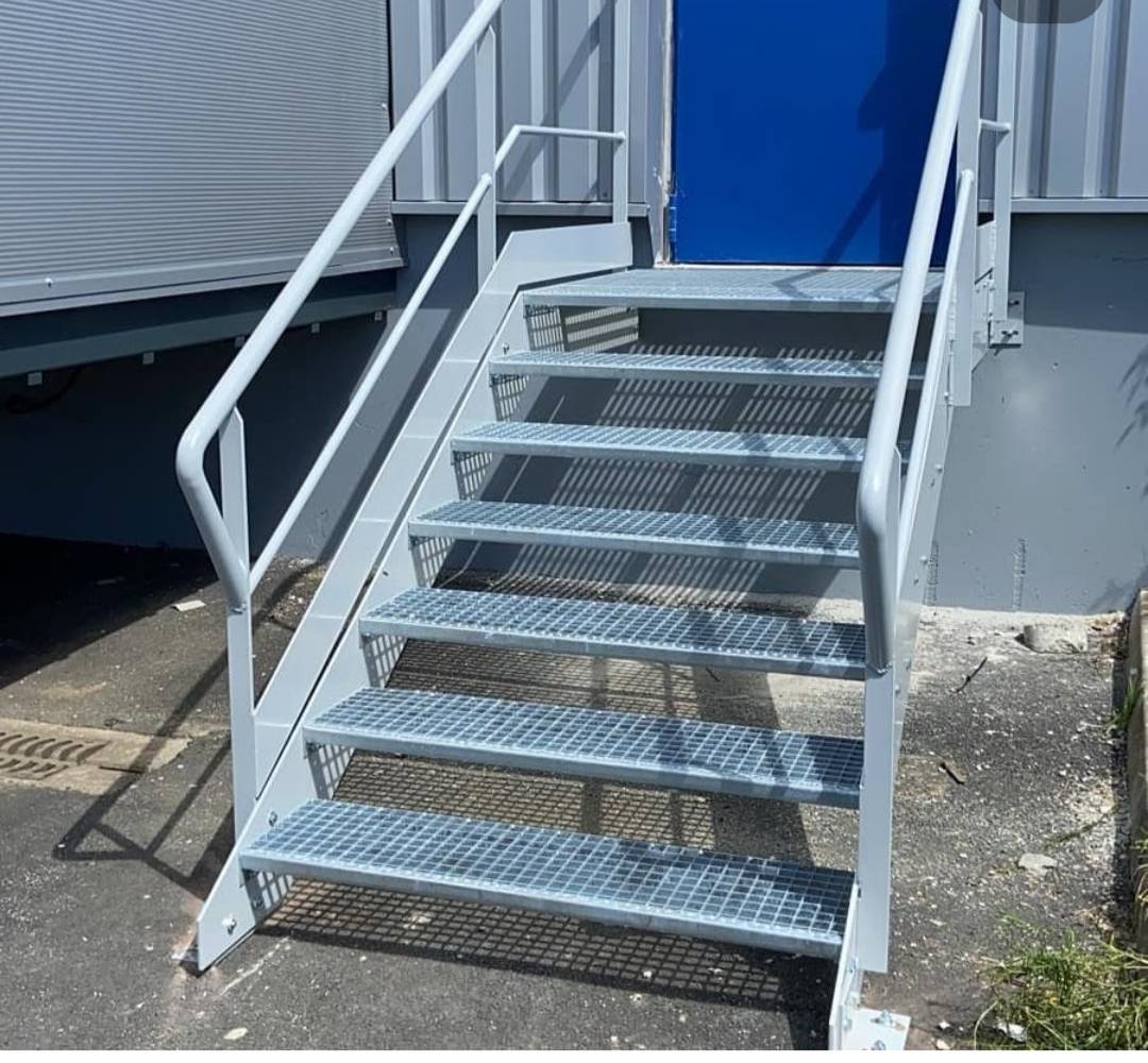 Escalier en acier sur mesure pour un bâtiment industriel à Nanteuil Le Haudoin