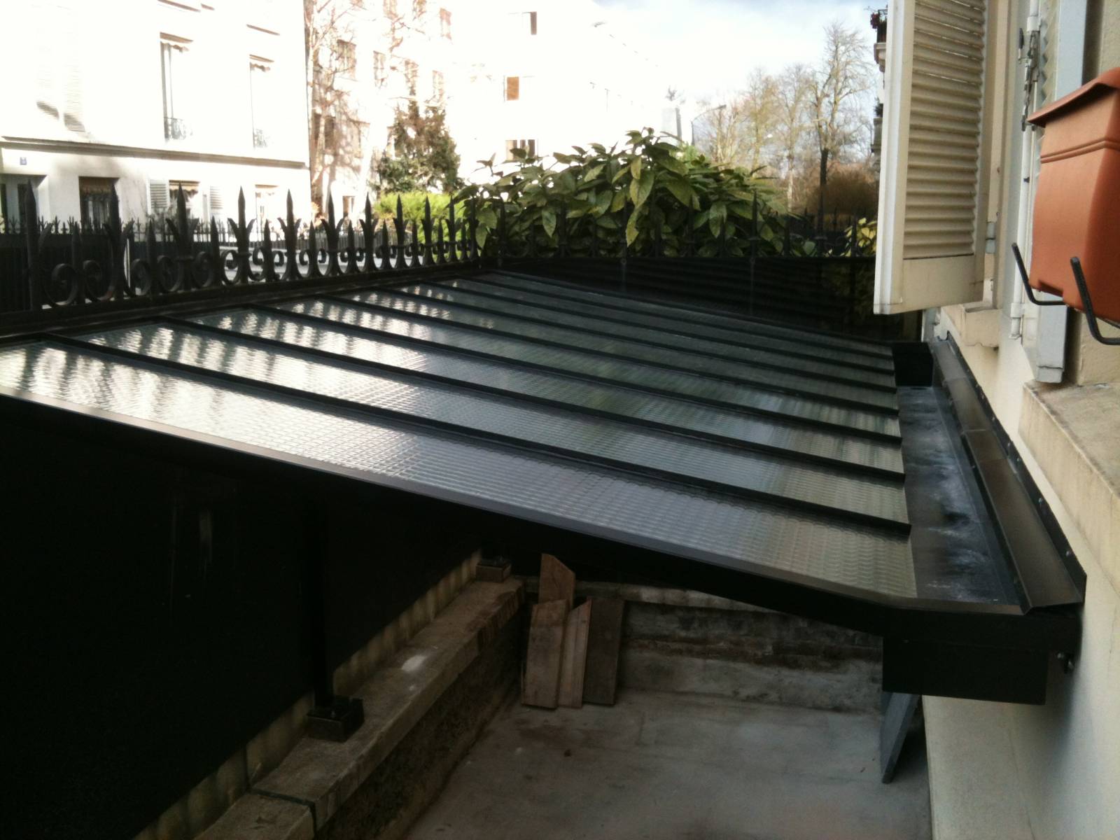 Verrière de toit en acier et peinture époxy sur-mesure entre 2 constructions existants à Versailles
