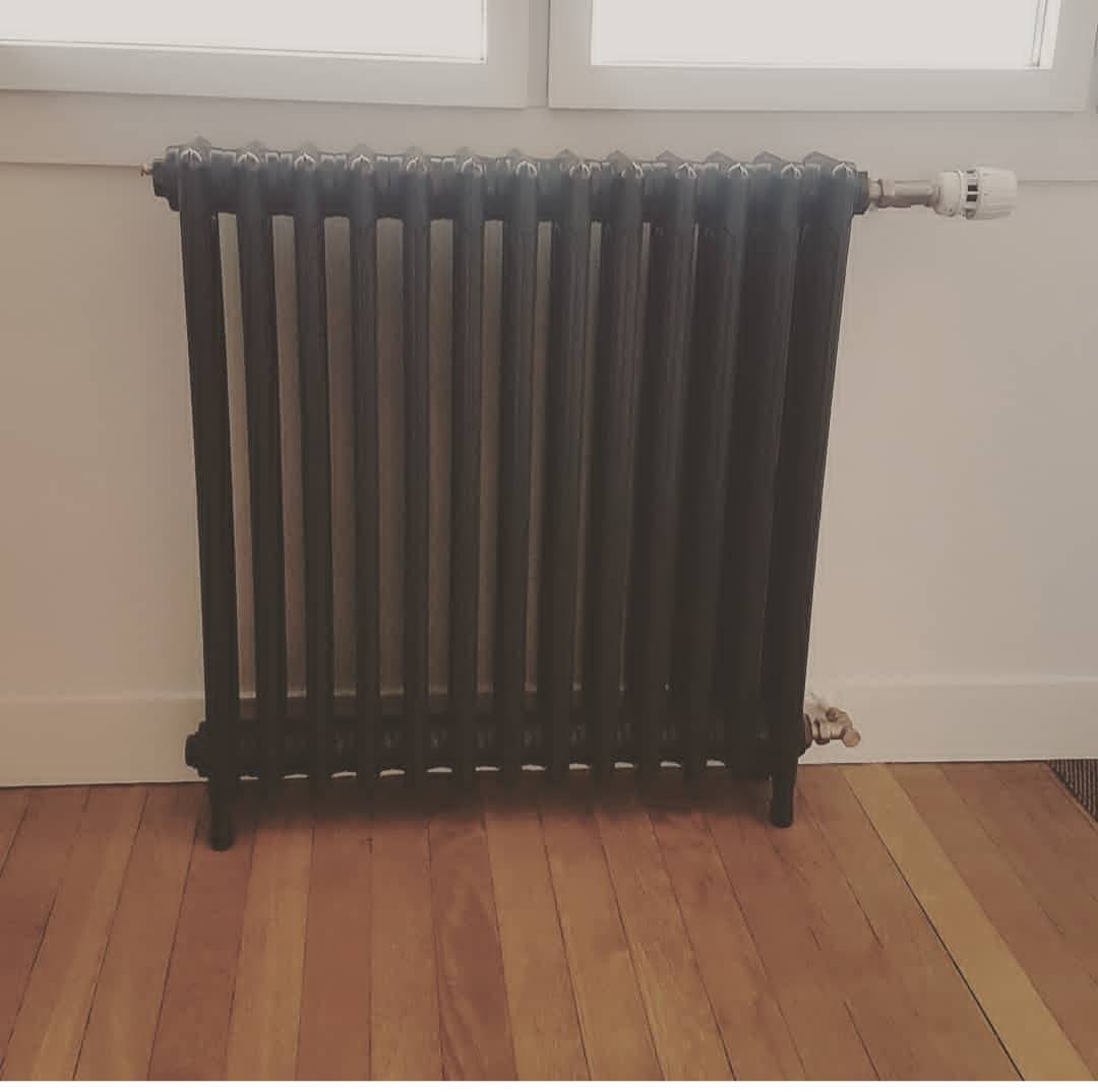 Radiateur en fonte thermolaqué dans un appartement de St Germain en Laye