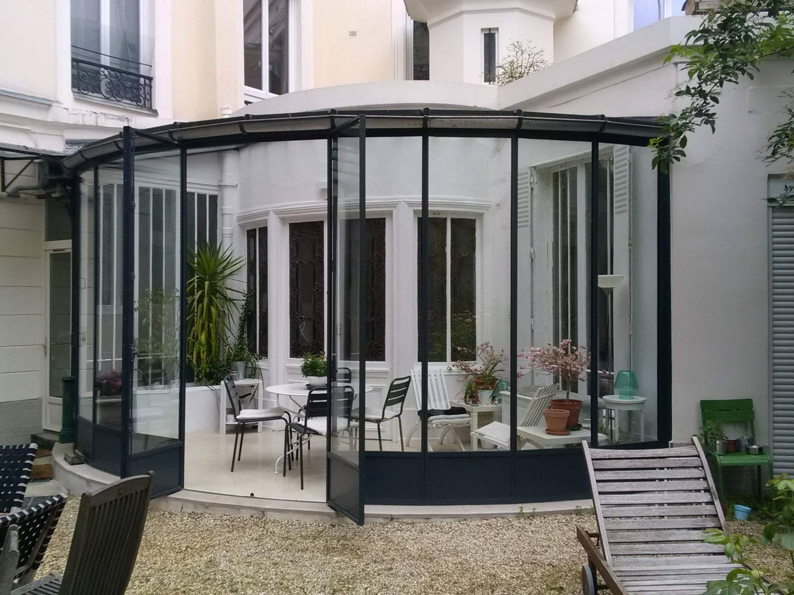 Véranda de jardin forme arrondie avec portes en acier thermolaqué à Paris