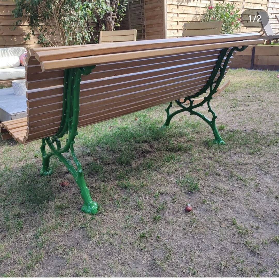 Pieds de banc en fer forgé peinture époxy dans un jardin des Alluets le roi, Yvelines