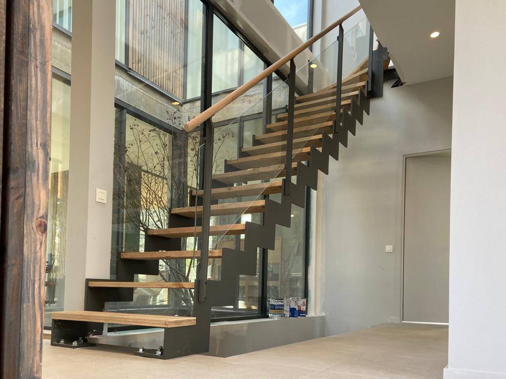 Escalier sur-mesure en acier avec garde corps en verre à Chatou