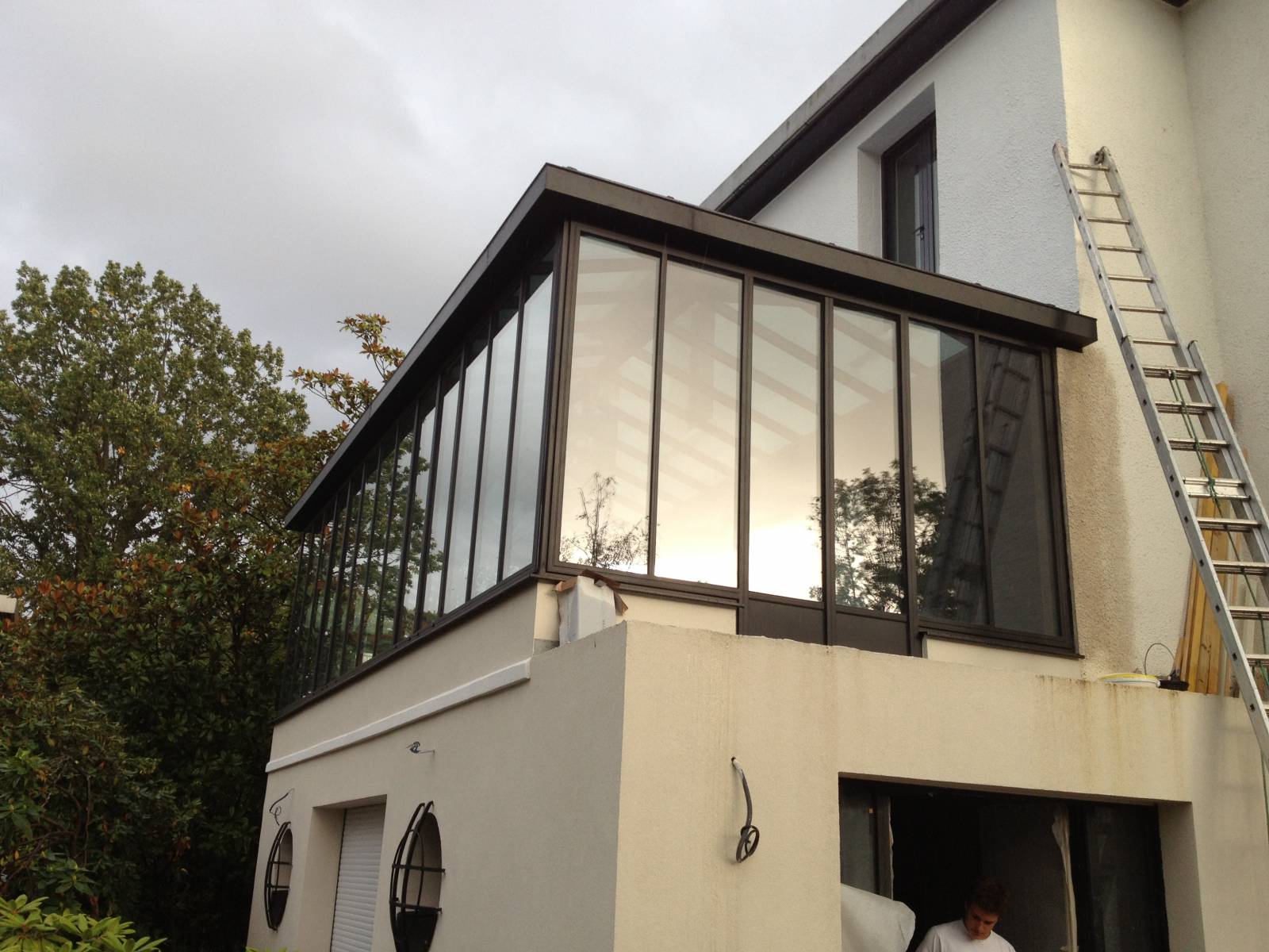 Véranda en acier de toit terrasse sur une maison à La Celle st Cloud