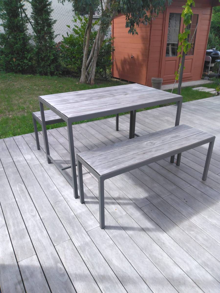 Table et 2 bancs en acier et bois sur-mesure dans les Yvelines